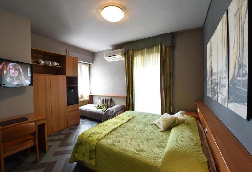 Трехместный Номер Стандарт с Балконом, Ambra Hotel   The Only Central Lakeside Hotel In Iseo