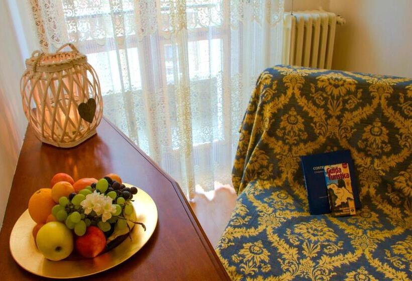 Quarto Estandar com Sacada, Domus