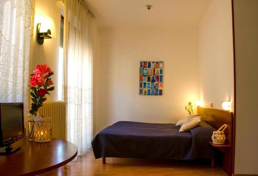 Quarto Estandar com Sacada, Domus