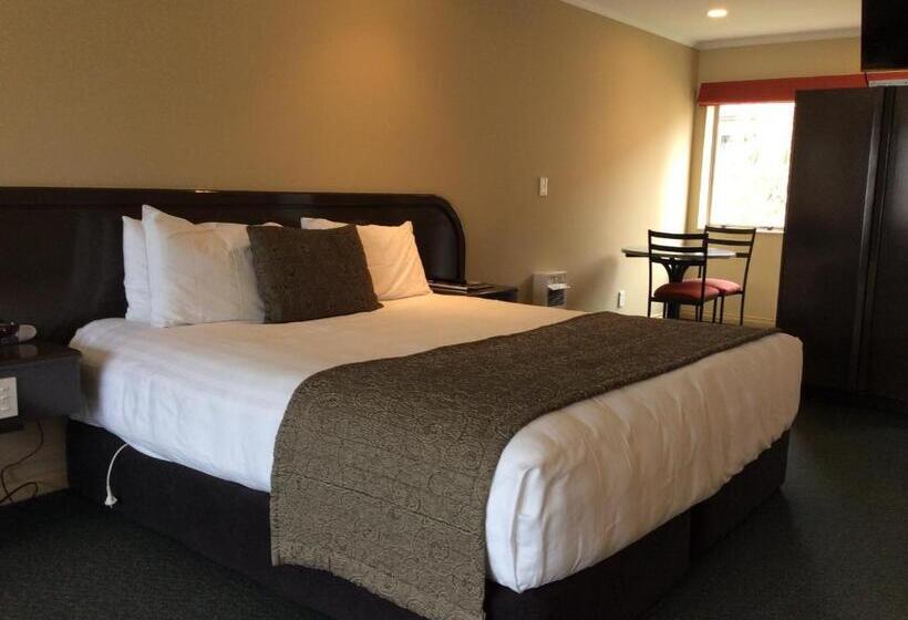 스탠다드 스튜디오, Cornwall Motor Lodge