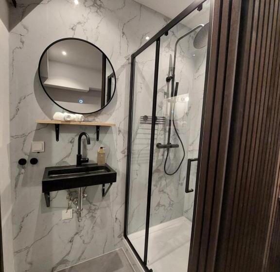 标准间, Saya Boutique