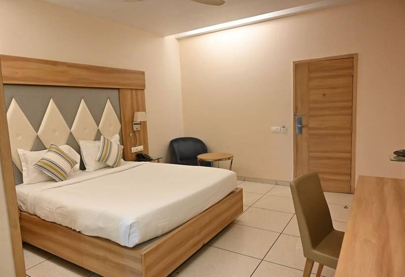 Номер Deluxe, Rang Lords Inn Bharuch
