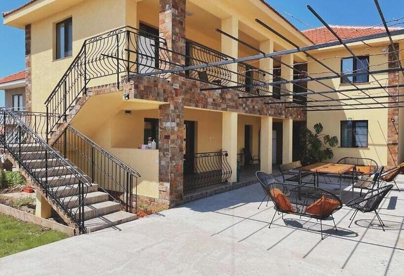 اتاق لوکس, The Sweet House