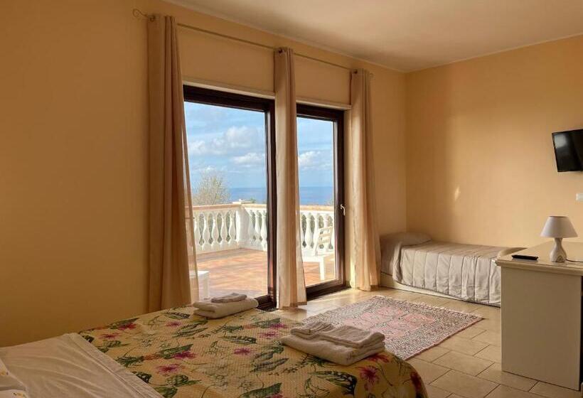 غرفة قياسية ثلاثية مزودة بشرفة, Residenza Domus Aurea Tropea  Vista Mare