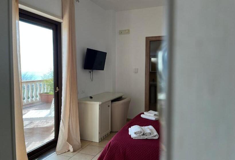 غرفة قياسية مزوَّدة بتراس, Residenza Domus Aurea Tropea  Vista Mare