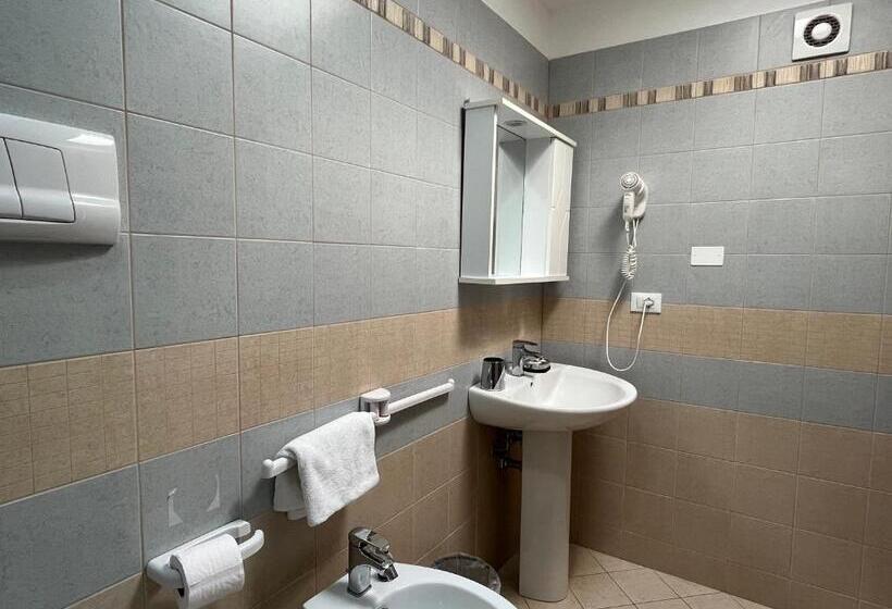 غرفة قياسية مطلّة علي البحر مزوَّدة بشُرفة, Residenza Domus Aurea Tropea  Vista Mare