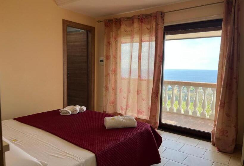 غرفة قياسية مطلّة علي البحر مزوَّدة بشُرفة, Residenza Domus Aurea Tropea  Vista Mare