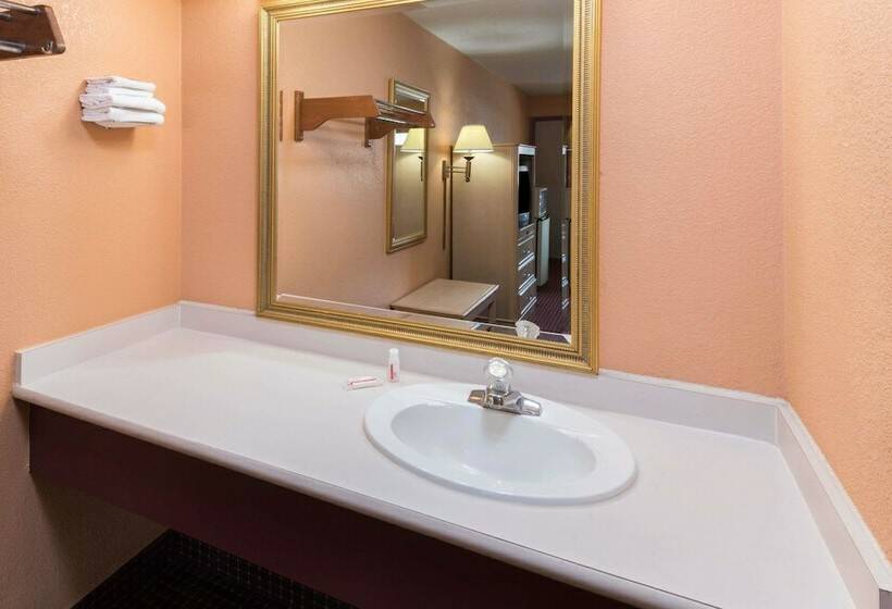 Quarto Estandar 2 Camas Casal, Super 8 By Wyndham Strongsville/cleveland