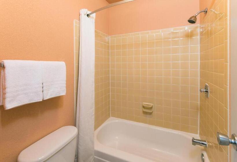 Quarto Estandar 2 Camas Casal, Super 8 By Wyndham Strongsville/cleveland