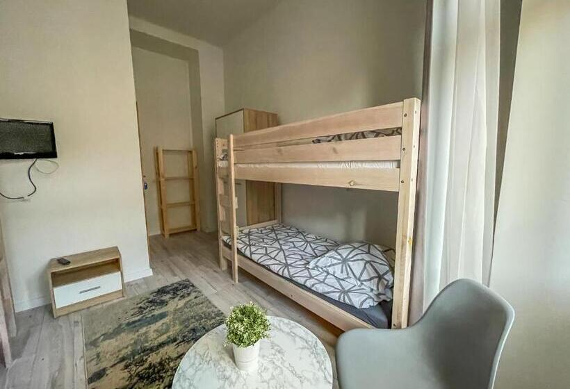 Номер Стандарт Четырехместный Совместный Санузел, Moon Hostel Warszawa