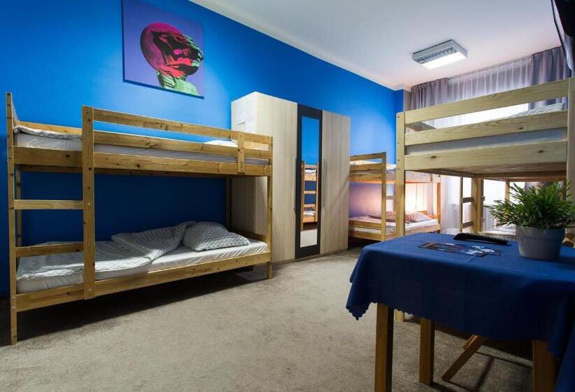 Кровать в Многоместном Номере с Общей Ванной, Moon Hostel Warszawa