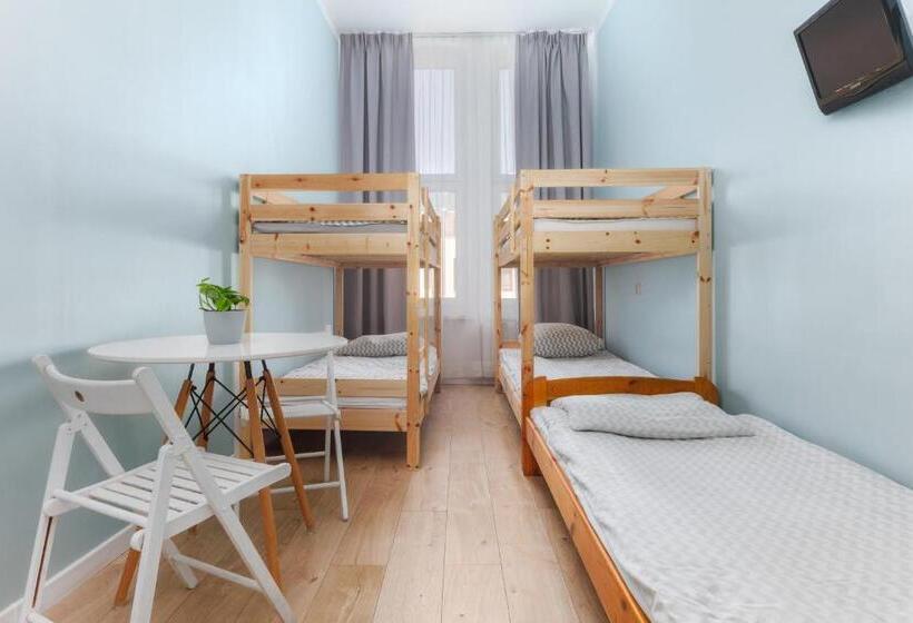Кровать в Многоместном Номере с Общей Ванной, Moon Hostel Warszawa