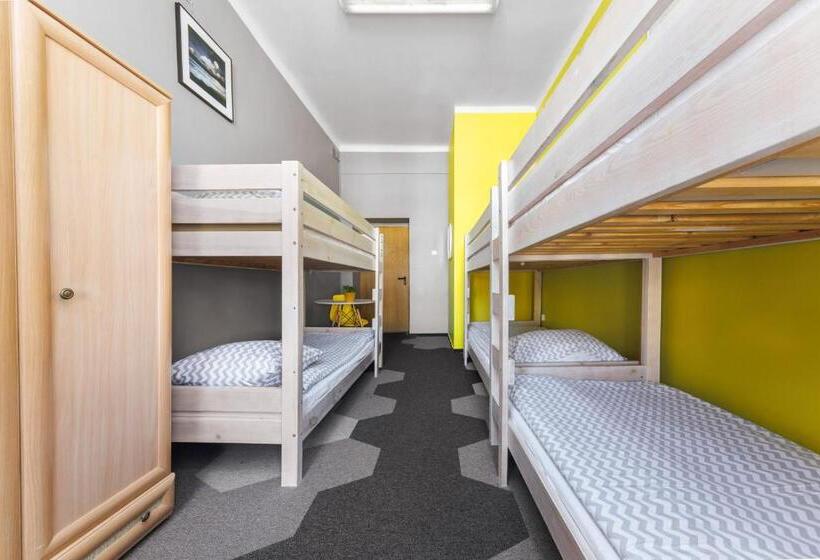 Кровать в Многоместном Номере с Общей Ванной, Moon Hostel Warszawa