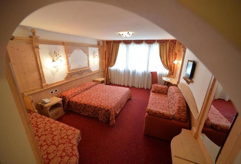 غرفة عائلية, Dalla Serra