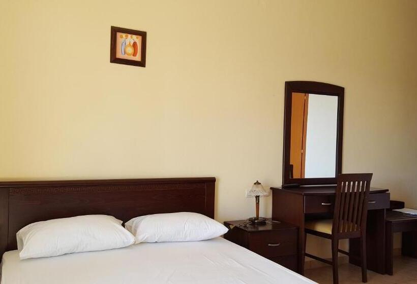استودیوی استاندارد, Palirria Hotel & Studios