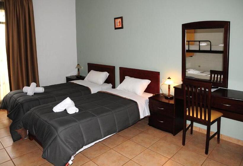 استودیوی استاندارد, Palirria Hotel & Studios