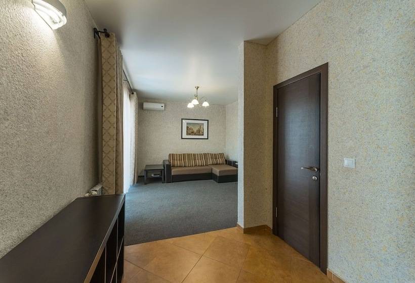 استودیو خانوادگی, Mini Hotel Platan
