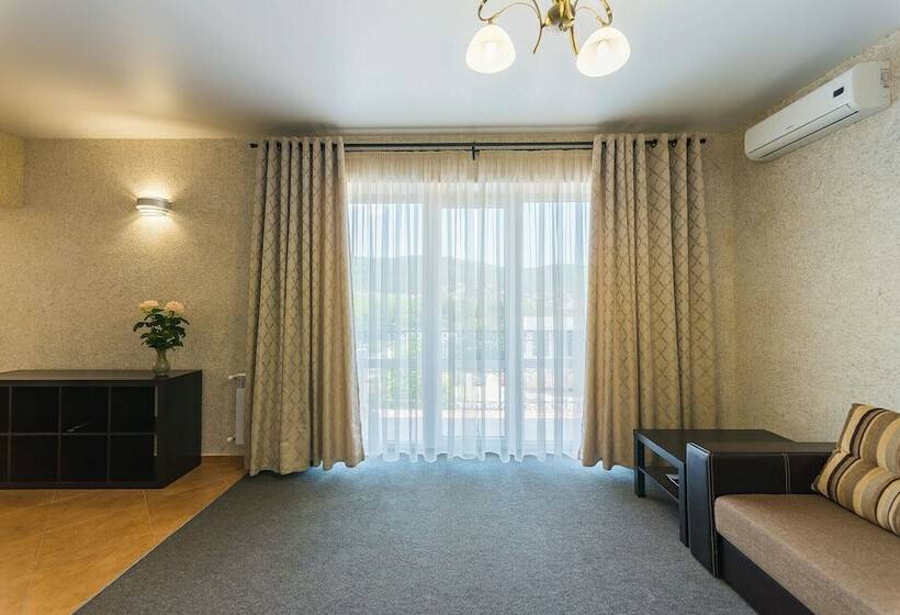 استودیو خانوادگی, Mini Hotel Platan