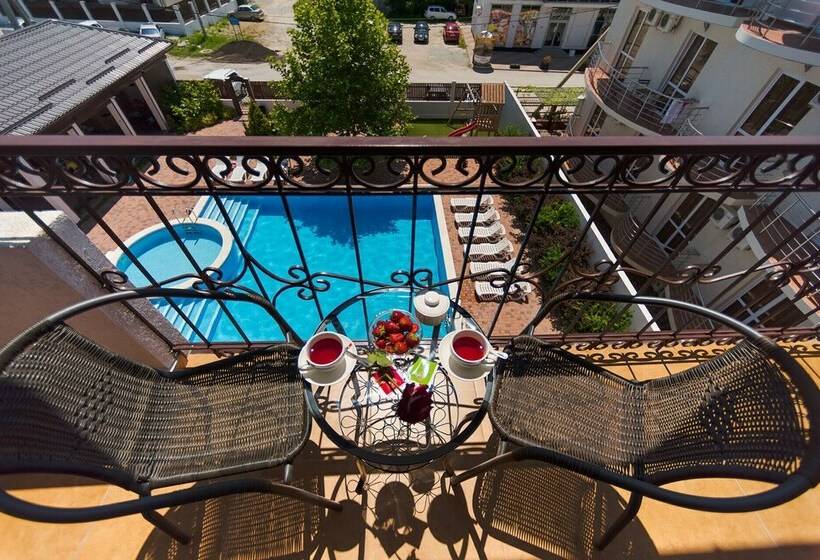 استودیو خانوادگی, Mini Hotel Platan