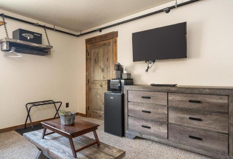 Люкс Кровать Кинг, The Adventure Inn Yellowstone