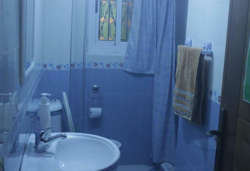 اتاق استاندارد با بالکن, Aliens Home