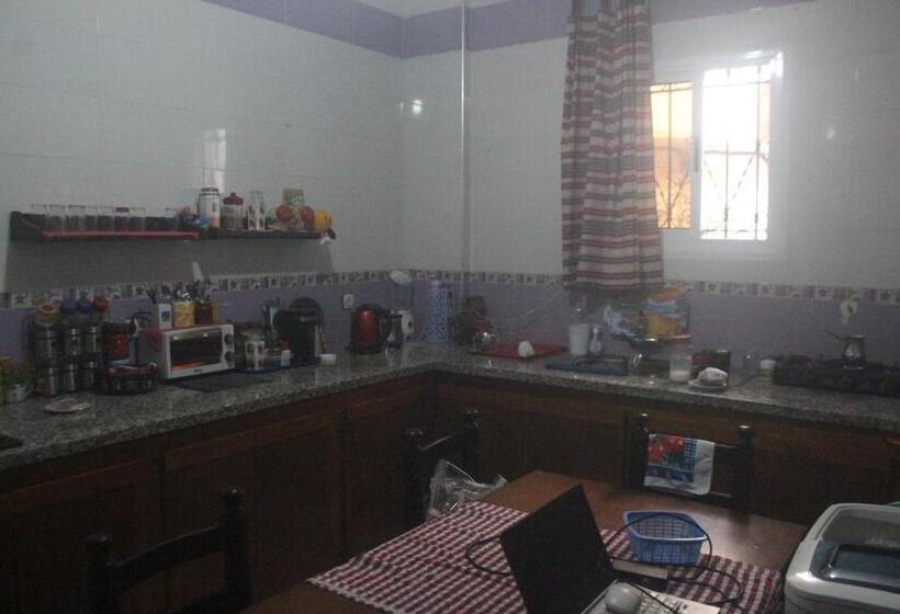 اتاق استاندارد, Aliens Home
