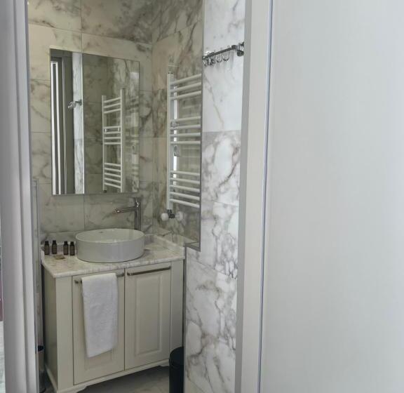 اتاق لوکس با بالکن و چشم‌انداز دریا, Green Rock Hotel Boutique