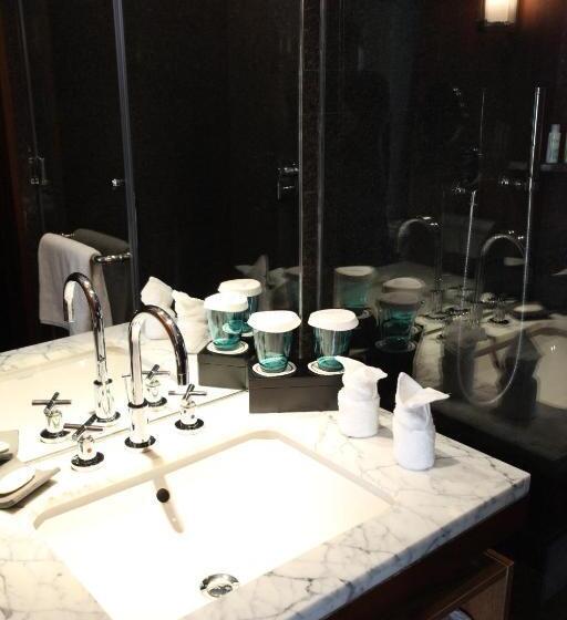 سوییت لوکس, Beijing Hotel Momc