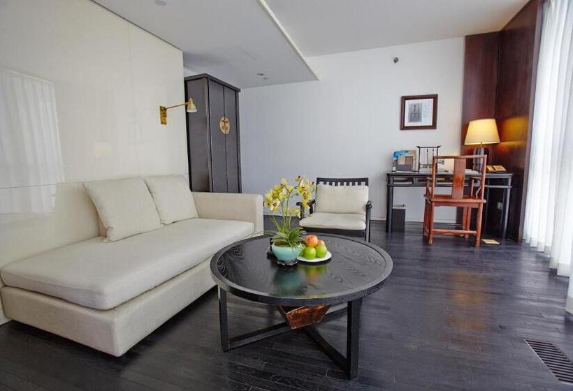 سوییت لوکس, Beijing Hotel Momc