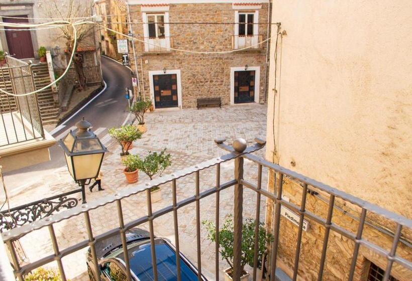 Трехместный Номер Стандарт с Балконом, Palazzo Iaquinta   Rooms, Restaurant & Wellness