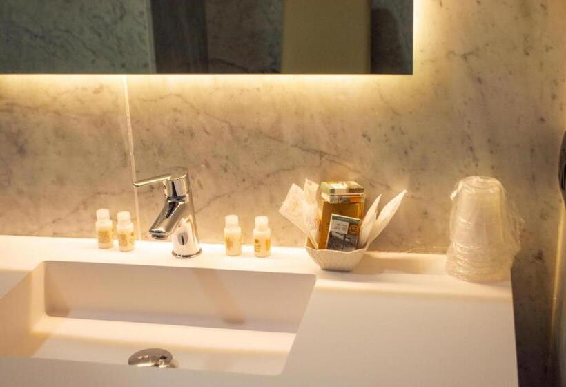 Четырехместный Номер Стандарт с Балконом, Palazzo Iaquinta   Rooms, Restaurant & Wellness
