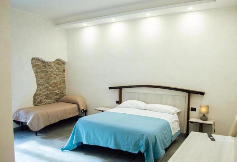 Трехместный Номер Стандарт с Балконом, Palazzo Iaquinta   Rooms, Restaurant & Wellness