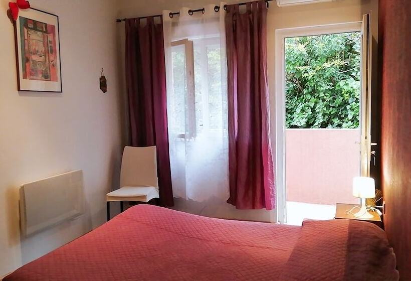 اتاق استاندارد, La Chaumiere