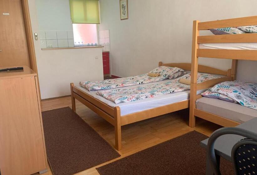 استودیوی سوپریور, Villa Anja