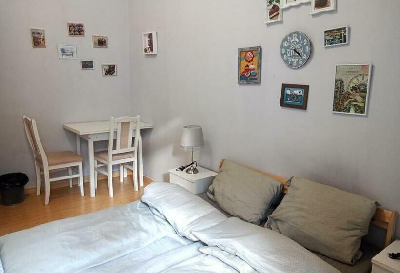 Quarto Estandar Banheiro Compartilhado, Aurora Apartments