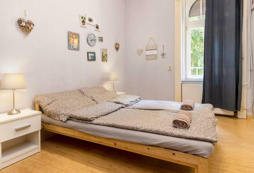 Quarto Estandar Banheiro Compartilhado, Aurora Apartments