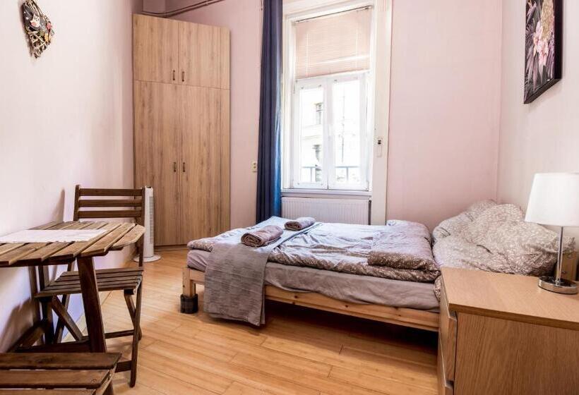Quarto Estandar Banheiro Compartilhado, Aurora Apartments