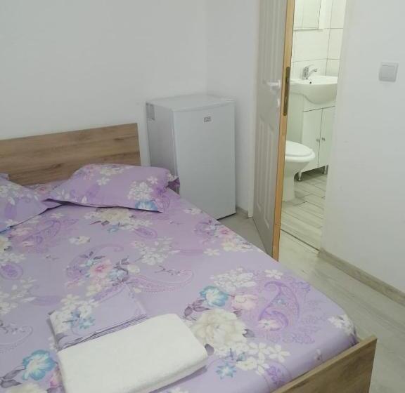 Quarto Triplo Estandar, Emyra S Holiday Rooms