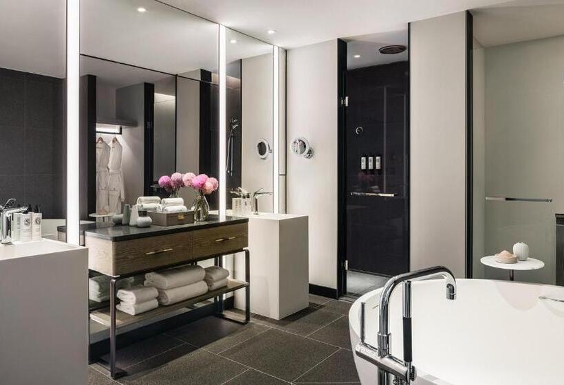디럭스 룸 킹사이즈 침대, The Langham, Gold Coast And Jewel Residences