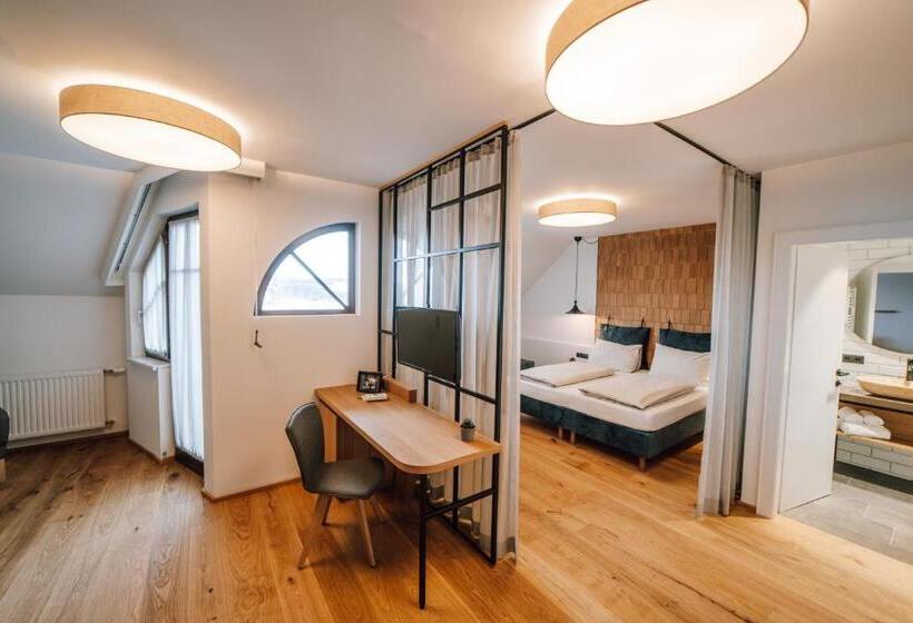 Люкс Повышенной Комфортности, Mein Hotel Fast