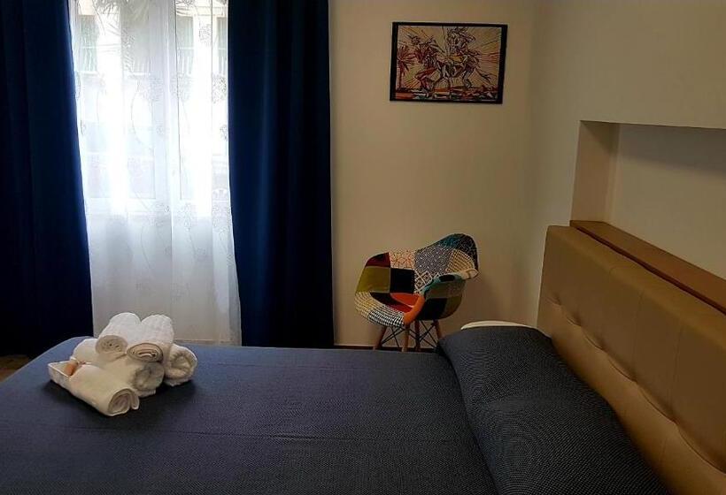 Quarto Deluxe, Monelia