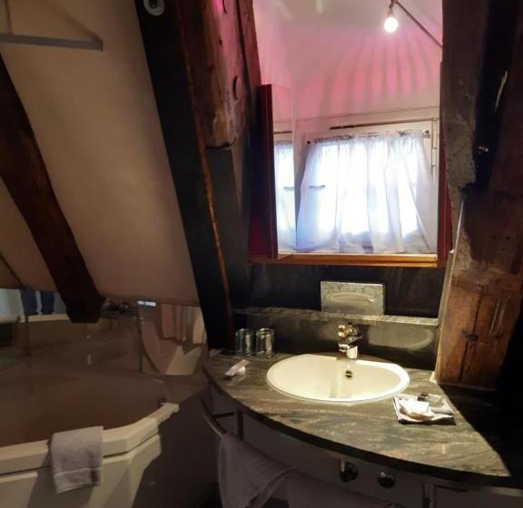 스탠다드 룸 킹사이즈 침대, Schiefes Haus