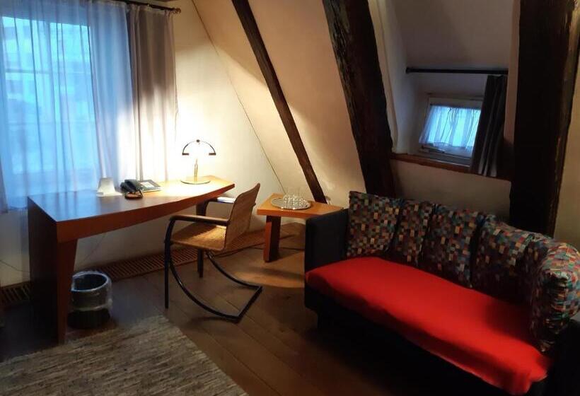 스탠다드 룸, Schiefes Haus
