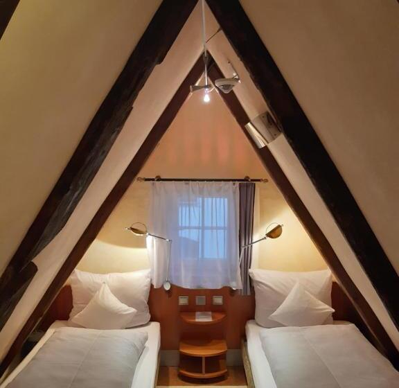 스탠다드 룸, Schiefes Haus