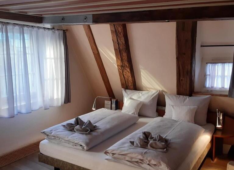 스탠다드 룸 킹사이즈 침대, Schiefes Haus