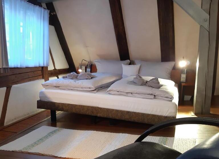스탠다드 룸 킹사이즈 침대, Schiefes Haus