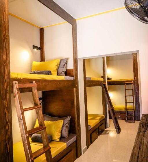 سرير فى غرفة مشتركه, Banana Bunks Kandy