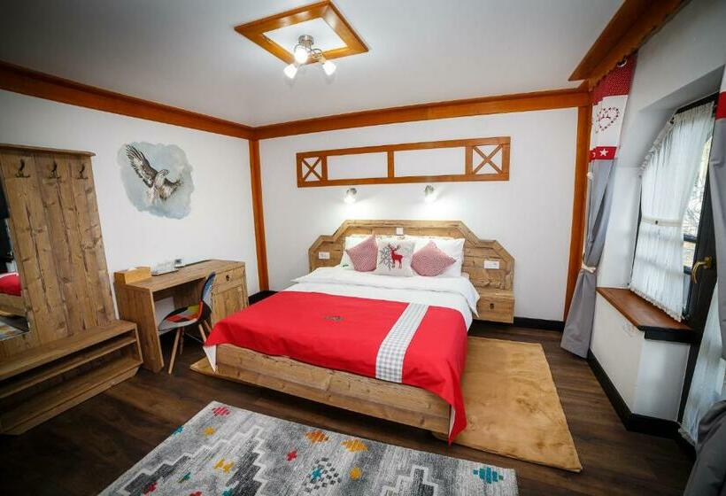 اتاق لوکس با بالکن, Colț De Austria