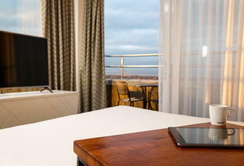 Номер Стандарт с Балконом, Ibis Styles Edinburgh St Andrew Square