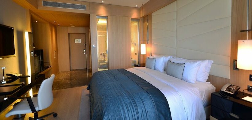 Номер Executive, Wyndham Grand Istanbul Levent Hotel & Conference Center